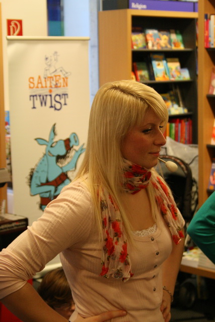 gal/2010/2010 Saitentwist Mayersche 13.11. Tierisches/2010 Saitentwist Mayersche 13.11. 067.jpg